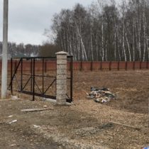 Забор из профлиста с открытыми воротами в Серпухове
