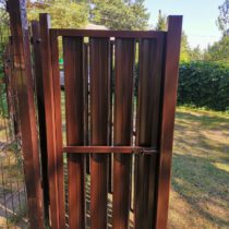 Ворота распашные и калитка из металлического штакетника установка